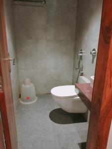 A bathroom at Hotel Adams Inn Near Mumbai Airport