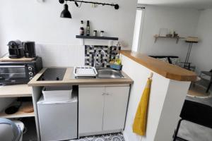 Kuchyňa alebo kuchynka v ubytovaní Studio Le Cosy Beach - Plage 50m - Rue gratuite