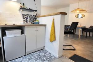 Kuchyňa alebo kuchynka v ubytovaní Studio Le Cosy Beach - Plage 50m - Rue gratuite