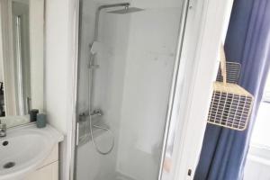 Kúpeľňa v ubytovaní Studio Le Cosy Beach - Plage 50m - Rue gratuite + 13 fotografií