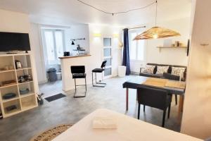 Televízia a/alebo spoločenská miestnosť v ubytovaní Studio Le Cosy Beach - Plage 50m - Rue gratuite