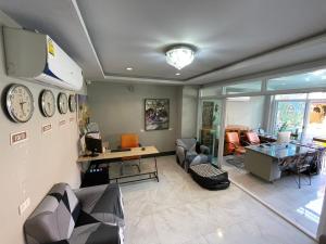 salon z zegarem na ścianie w obiekcie Studio'Z w mieście Chiang Mai