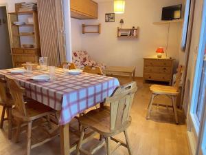 Et tv og/eller underholdning på Studio cabine 8 pers, Sud, pied de piste, centre station, proche commerces et ESF - FR-1-330-40 + 11 billeder