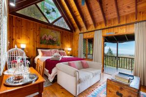 una camera con letto, divano e tavolo di ArendsRus Country Resort a Molen Drift