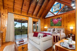 un soggiorno con divano e finestra di ArendsRus Country Resort a Molen Drift