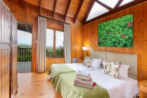 una camera con due letti e una grande finestra di ArendsRus Country Resort a Molen Drift