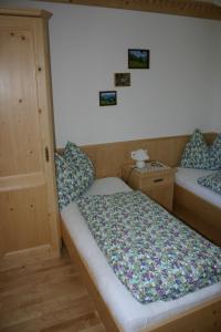 Giường trong phòng chung tại Ferienwohnung Suntinger
