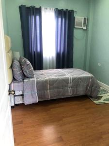 1 cama en una habitación con ventana en Caza De Sierra-Home Staycation en Cebú