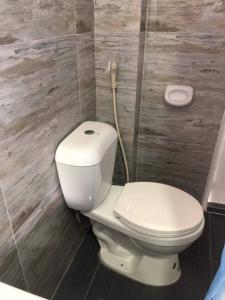 La salle de bains est pourvue de toilettes blanches. dans l'établissement Caza De Sierra-Home Staycation, à Cebu