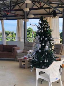 Un árbol de Navidad en medio de una sala de estar en Caza De Sierra-Home Staycation en Cebú