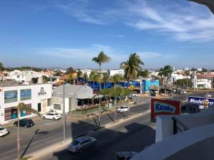 uma vista para uma cidade com carros estacionados num parque de estacionamento em Zona Dorada Suites em Mazatlán