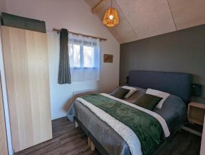a bedroom with a bed and a window at La Rogeraie Cap gris nez in Audinghen
