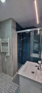 un baño con lavabo y ducha en La Morada de Moret, en Cáceres