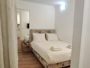 una camera da letto con un letto e due asciugamani di Central Stay TLV Beachfront a Tel Aviv