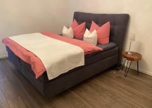 リーツラーンにあるSonnensternのベッド(赤と白の枕付)