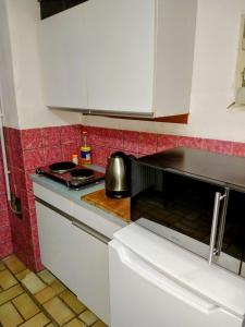 a kitchen with a stove and a counter top at Monteur Apartment Victoria in Hagen