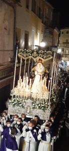 un grupo de personas de pie delante de un altar en La Morada de Moret, en Cáceres