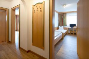 TV i/ili multimedijalni sistem u objektu Hotel Gasthof Obermair