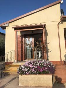 een gebouw met een bloembak met daarin een boom bij Appartamento Trilocale “Il Regio” in Montescudaio +1 foto