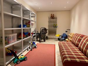 - un salon avec un canapé et des jouets sur les étagères dans l'établissement Apartment Pale, à Fiss