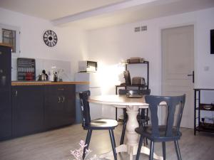 Kuchnia lub aneks kuchenny w obiekcie OUSTAOU DU GAYET gîte de charme avec piscine privée
