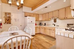- une cuisine avec des placards en bois et un réfrigérateur blanc dans l'établissement 2028 - Whiskey Mountain Lodge home, à Sugarloaf