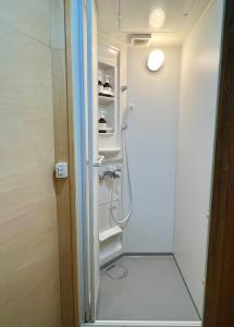 a walk in shower in a small bathroom at Hostel Fuji Matsuyama Base in Fujiyoshida