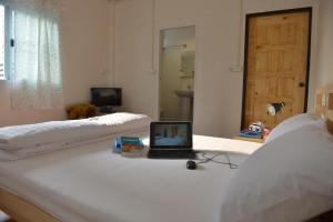 TV a/nebo společenská místnost v ubytování PanPan Hostel