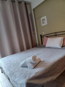 uma cama com uma toalha enrolada em Guest Room em Serres