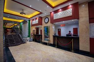 een lobby van een hotel met een balie en een trap bij فندق مسك ام القرى Misk Umm Al Qura Hotel in Mekka +124 foto's