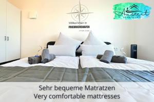 a bedroom with a large bed in a room at Auszeit Apartment SUNSHINE in Friedrichshafen