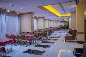 een feestzaal met rode tafels en stoelen bij فندق مسك ام القرى Misk Umm Al Qura Hotel in Mekka