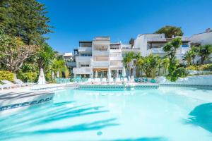 uma grande piscina em frente a um edifício em Puente Romano Hotel Apartment Marbella em Marbella