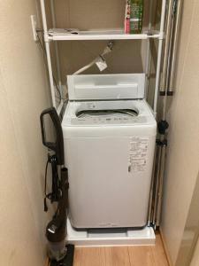 a washer and dryer sitting in a refrigerator at エスポアールあま in Ama +4 photos