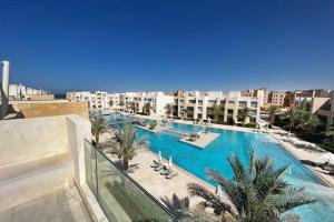 The swimming pool at or close to Spectacular & Soaring 2 BDR w Private Rooftop Jacuzzi & Beach Access