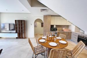 A kitchen or kitchenette at Spectacular & Soaring 2 BDR w Private Rooftop Jacuzzi & Beach Access