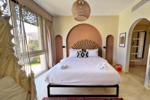 A bed or beds in a room at Spectacular & Soaring 2 BDR w Private Rooftop Jacuzzi & Beach Access