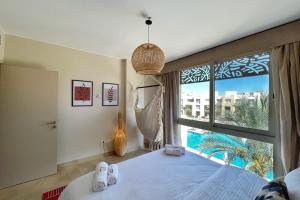 The swimming pool at or close to Spectacular & Soaring 2 BDR w Private Rooftop Jacuzzi & Beach Access Még 34 kép