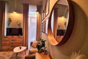 un salon avec un miroir et un canapé dans l'établissement Downtown studio-loft, à Constanţa