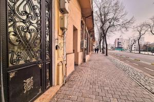 an empty street with a gate on the side of a building at Downtown studio-loft in Constanţa