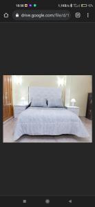 - une photo d'une chambre avec un grand lit dans l'établissement Apartamento La Relojera 1, à Jarandilla de la Vera