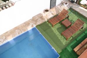 an overhead view of a swimming pool with two tables and chairs at Casa Oretani in Picón
