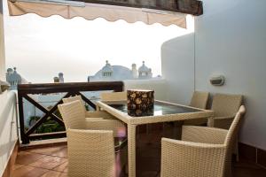 プラヤ・パライソにあるNON Duplex in Adeje Paradise Playa Paraiso PP133のダイニングルーム(テーブル、椅子付)