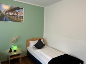 Postel nebo postele na pokoji v ubytování Residenz Hotel Wuppertal