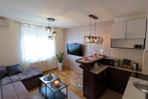 Η κουζίνα ή μικρή κουζίνα στο ENNA - new and cosy with private PARKING