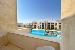 Bazén v ubytování Dazzling 2 BDR w Rooftop Mangroovy Free Pool & Beach Access nebo v jeho okolí