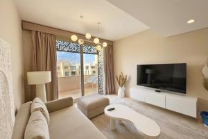 TV a/nebo společenská místnost v ubytování Dazzling 2 BDR w Rooftop Mangroovy Free Pool & Beach Access + 37 fotografií