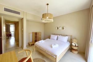 Postel nebo postele na pokoji v ubytování Dazzling 2 BDR w Rooftop Mangroovy Free Pool & Beach Access