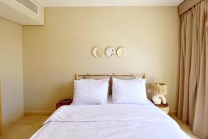Postel nebo postele na pokoji v ubytování Dazzling 2 BDR w Rooftop Mangroovy Free Pool & Beach Access