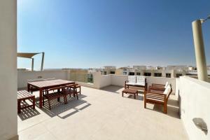 Balkón nebo terasa v ubytování Dazzling 2 BDR w Rooftop Mangroovy Free Pool & Beach Access